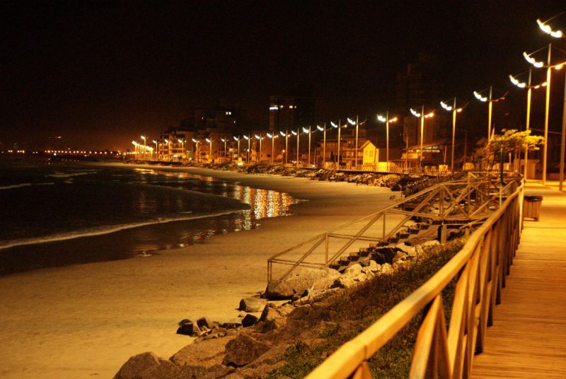 Foto Noturna da Praia do Gravat&aacute; em Navegantes – Foto: Prefeitura de Navegantes/Divulga&ccedil;&atilde;o/ND