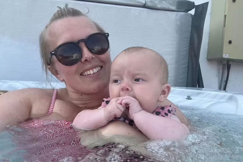 Lucy descobriu que estava gr&aacute;vida ao dar &agrave; luz no banheiro de casa – Foto: Reprodu&ccedil;&atilde;o/DailyMail