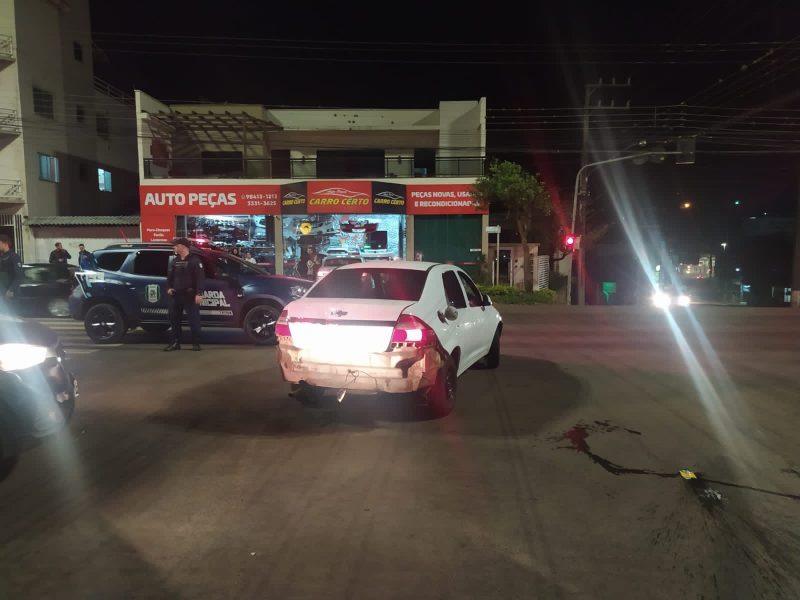 Carro Chevrolet/Prisma atingiu pelo menos tr&ecirc;s ve&iacute;culos. – Foto: Guarda Municipal/Divulga&ccedil;&atilde;o/ND