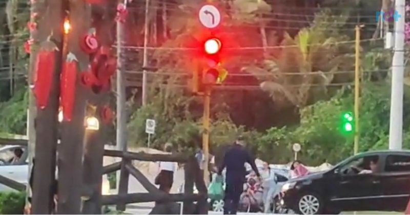 Guarda de tr&acirc;nsito faz boa a&ccedil;&atilde;o em sem&aacute;foro de Blumenau e imagens viralizam – Foto: Diarinho de Blumenau/Instagram