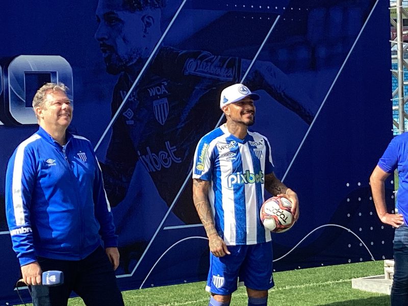 Ao lado do presidente J&uacute;lio Heerdt, Paolo Guerrero &eacute; apresentado pelo Ava&iacute; – Foto: Ian Sell/ND