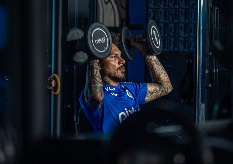 Paolo Guerrero vestiu a camisa do Ava&iacute; nesta quinta-feira – Foto: Leandro Boeira/Ava&iacute; F.C