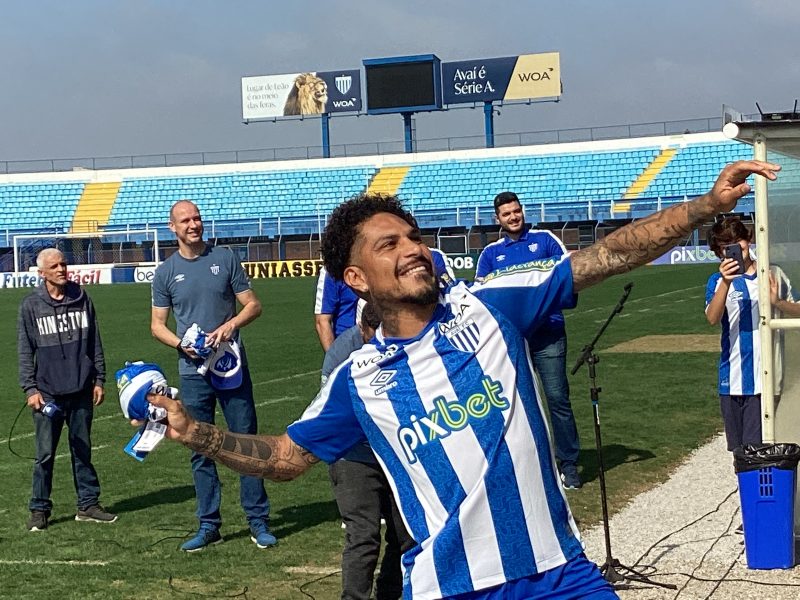Guerrero joga camisa para os torcedores na arquibancada – Foto: Ian Sell/ND