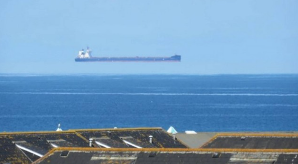 Navio ‘flutua’ na costa da Cornualha, no Reino Unido – Foto: Reprodu&ccedil;&atilde;o/Internet/Divulga&ccedil;&atilde;o/ND