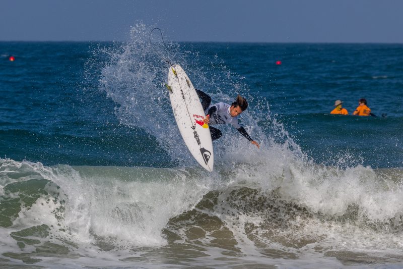 Manezinho Mateus Herdy entre os melhores surfistas do circuito. Respect – Foto: Pierre Tostee/World Surf League