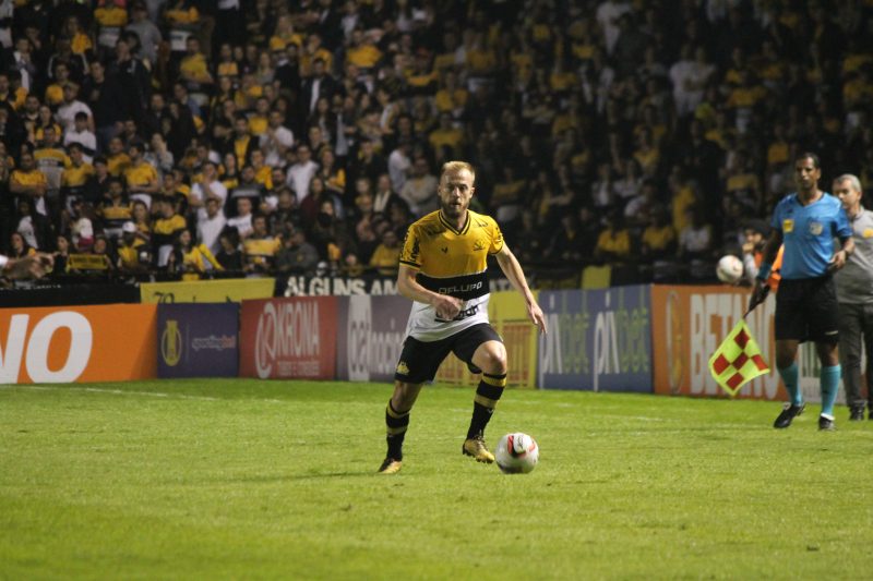 Lateral Marcelo Hermes durante o jogo diante da Ponte Preta – Foto: Celso da Luz – Assessoria Crici&uacute;ma EC