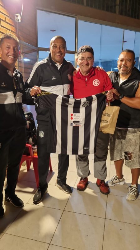 Marino: emo&ccedil;&atilde;o e lembran&ccedil;as ap&oacute;s receber a camisa do Figueirense dos diretos Ion e M&aacute;rcio do Master do Figueirense – Foto: Master FFC/ND