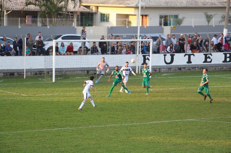 Estudo aponta que o futebol brasileiro mais exclui do que