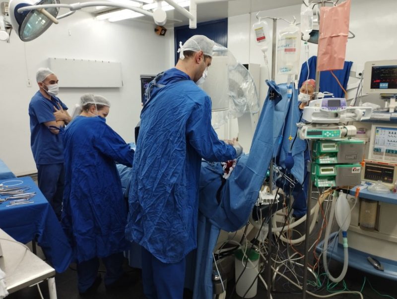Cirurgia in&eacute;dita no HRO foi realizada pelo m&eacute;dico Michel Peruzzo. – Foto: HRO/Divulga&ccedil;&atilde;o/ND