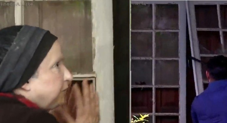 Idosa n&atilde;o aceitou abrir a porta e casa precisou ser arrombada – Foto: Reprodu&ccedil;&atilde;o RecordTV