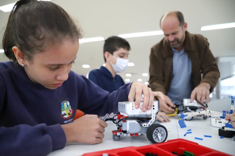 O ensino de rob&oacute;tica ocorre no contraturno das aulas regulares – Foto: Eduardo Montecino
