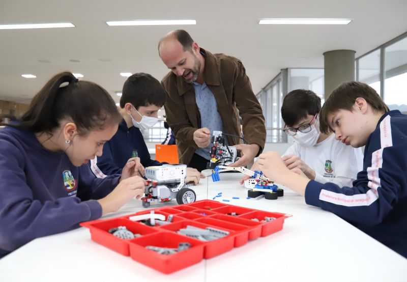 O curso &eacute; ofertado para estudantes do 6&ordm; ao 9&ordm; ano do ensino fundamental e &eacute; realizado por meio de pe&ccedil;as de lego – Foto: Eduardo Montecino