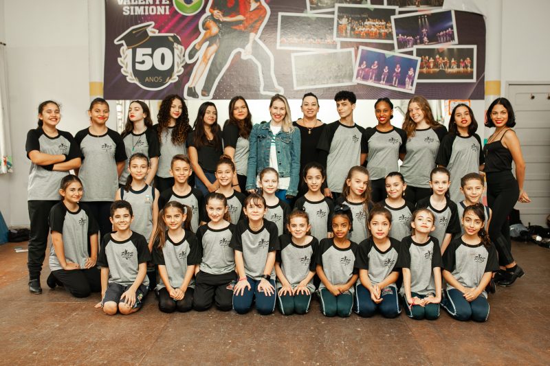 Turma do programa Dan&ccedil;a na escola oferecida na EM Padre Valente Simioni – Foto: Leve Fotografia com Prop&oacute;sito