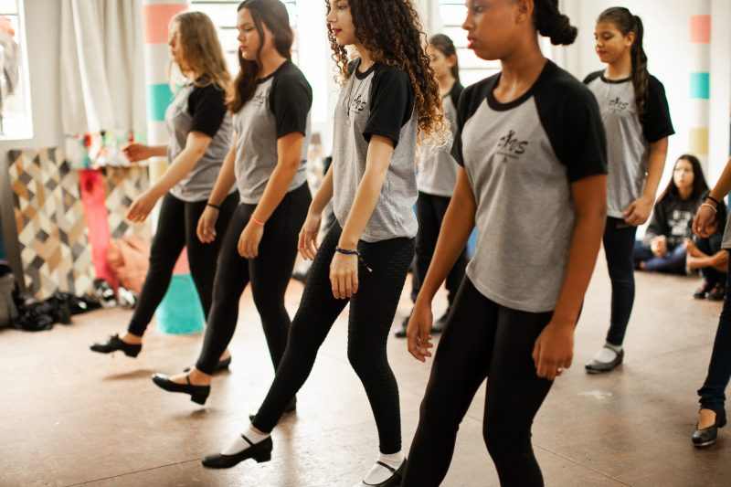 Alunos participam de aulas de dan&ccedil;a duas vezes na semana – Foto: Leve Fotografia com Prop&oacute;sito