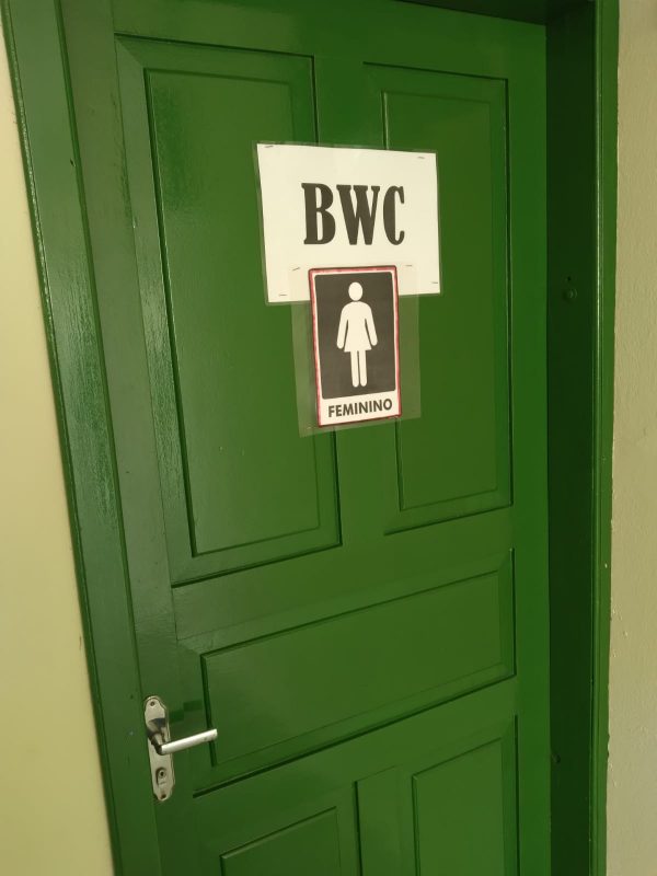 Escola muda placa e diz que n&atilde;o havia banheiro unissex – Foto: Mauro Medeiros/Divulga&ccedil;&atilde;o/ND