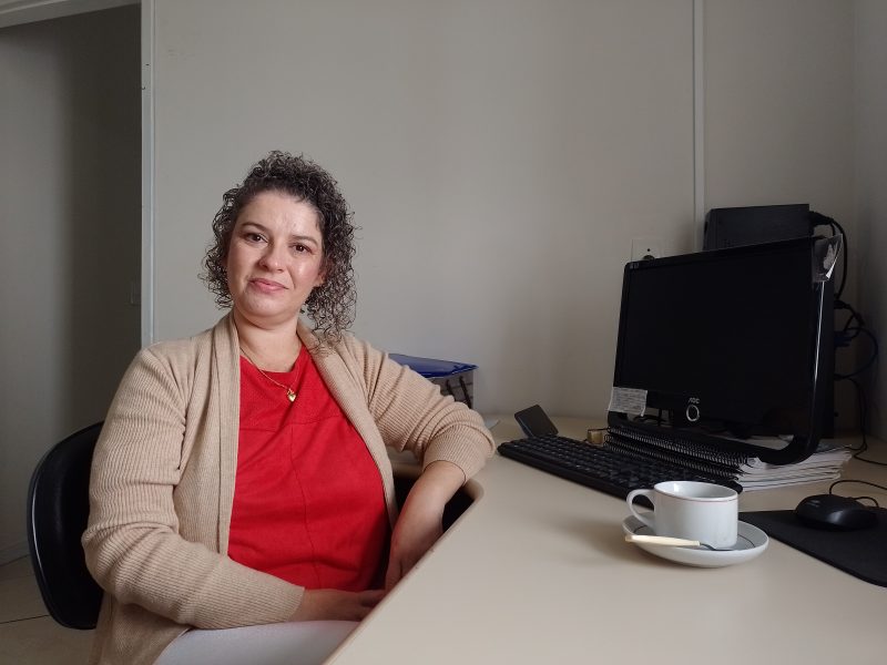 Let&iacute;cia, assistente social, atua h&aacute; uma d&eacute;cada na institui&ccedil;&atilde;o, onde &eacute; querida por todos que atua junto e tamb&eacute;m por quem busca por ajuda – Foto: Yasmin Mior/ND