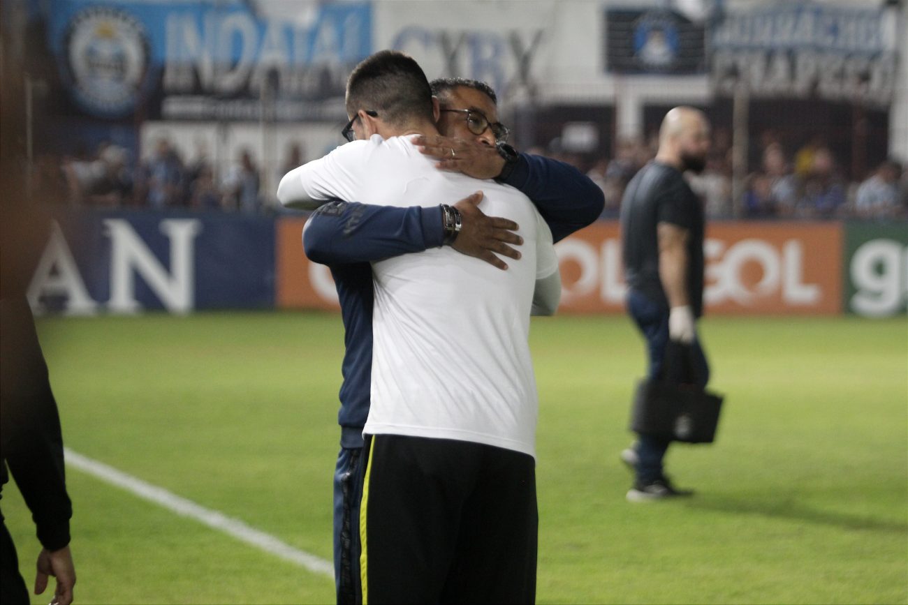 Com gols de Villasanti e Biel, Grêmio vence o Guarani e sobe na tabela