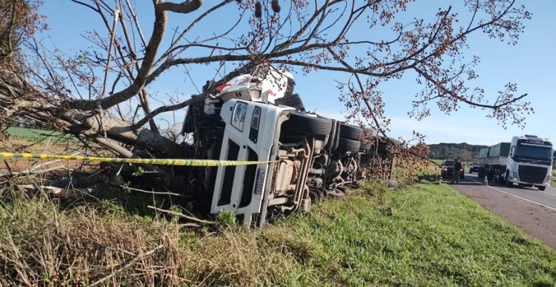 Acidente na BR-373, no Paran&aacute;, tirou a vida de caminhoneiro – Foto: M&aacute;rcio Lopes/Jornal A Rede/ND