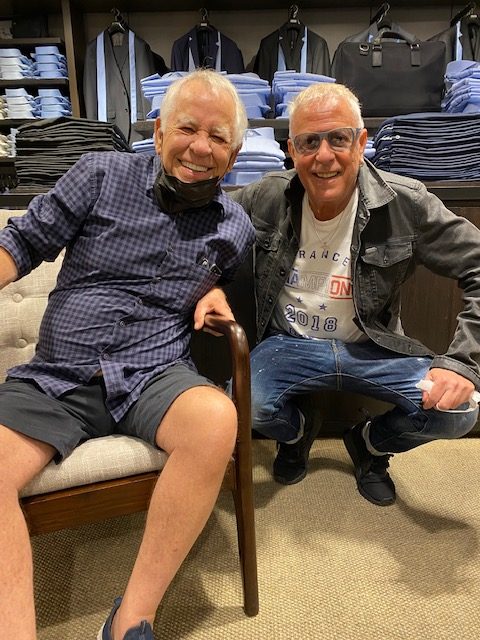 Nosso &uacute;ltimo encontro, em setembro, no Rio, foi casual, em uma loja no Shopping Leblon: estava usando uma bengala. Falou do seu problema com humor, revelando a sua idade e rindo.