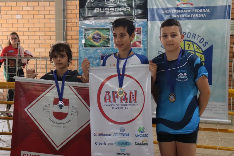 Ao centro Luca Silva, em primeiro lugar. &Agrave; esquerda Joaquim Silva em segundo e &agrave; direita Bernardo Woldam na terceira coloca&ccedil;&atilde;o.