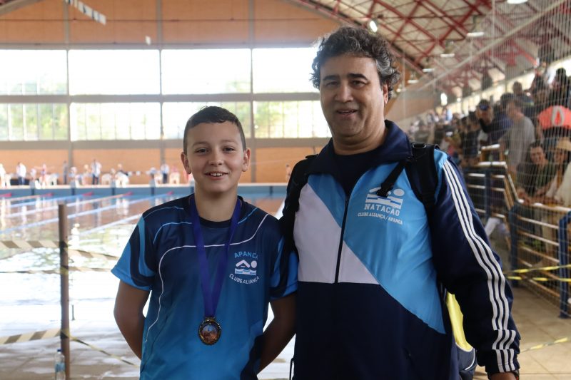 O nadador Bernardo Woldam e o t&eacute;cnico Sergio Dimas no Festival Estadual de Nata&ccedil;&atilde;o Petiz e Mirim 2022 – Foto: FASC