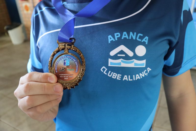 Orgulho no peito: os tr&ecirc;s primeiros colocados de cada categoria foram premiados com medalhas – Foto: FASC