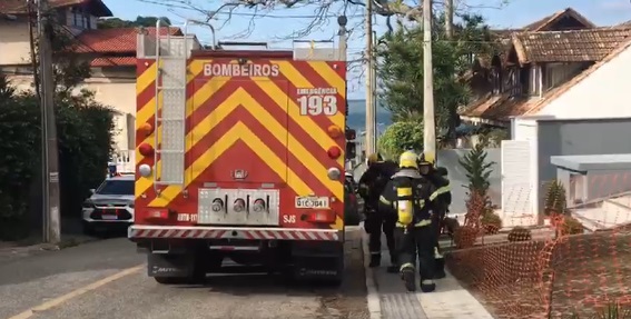 Inc&ecirc;ndio em pr&eacute;dio em Coqueiros – Foto: GMF/Divulga&ccedil;&atilde;o/ND