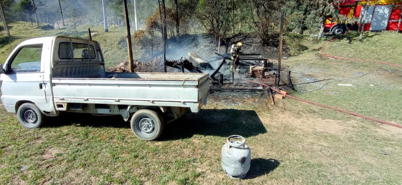 O homem foi encontrado dentro do espa&ccedil;o que ficava o quarto da casa – Foto: CBMSC/Divulga&ccedil;&atilde;o/ND