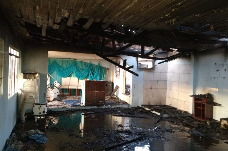 Im&oacute;vel que pegou fogo &eacute; dividido entre casa e igreja – Foto: CBM/Divulga&ccedil;&atilde;o