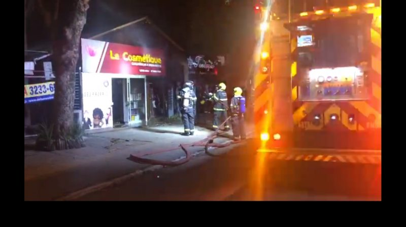 Bombeiros tiveram que arrombar a porta da loja – Foto: Reprodu&ccedil;&atilde;o/GMF/ND