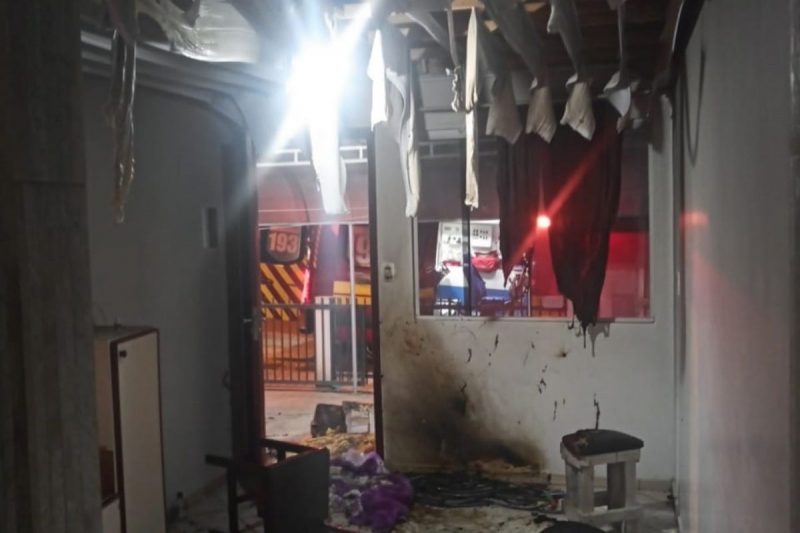 Homem disse que fumava na cama quando colch&atilde;o come&ccedil;ou a pegar fogo – Foto: CBM/Divulga&ccedil;&atilde;o