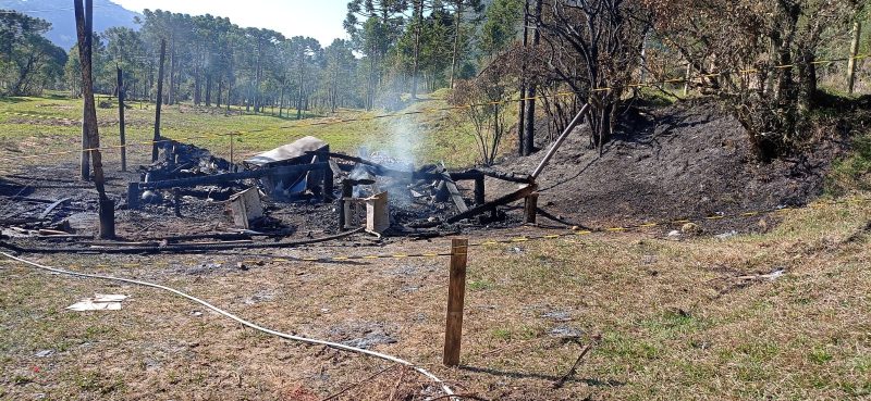 Casa ficou completamente destru&iacute;da pelas chamas – Foto: CBMSC/Divulga&ccedil;&atilde;o/ND
