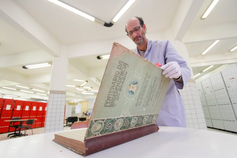 Bibliotec&aacute;rio Alzemi Machado localizou quase por acaso a c&oacute;pia do Termo de Verean&ccedil;a e Aclama&ccedil;&atilde;o na Biblioteca P&uacute;blica do Estado – Foto: Divulga&ccedil;&atilde;o/ND