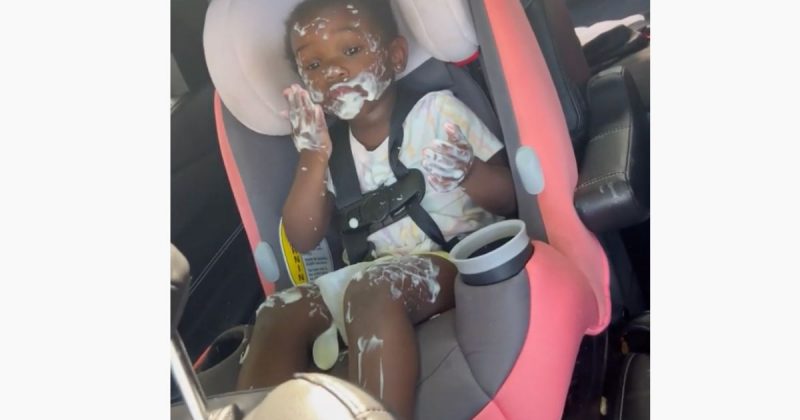 N&atilde;o precisou mais que cinco minutos para a pequena fazer seu “tratamento de beleza” – Foto: Reprodu&ccedil;&atilde;o