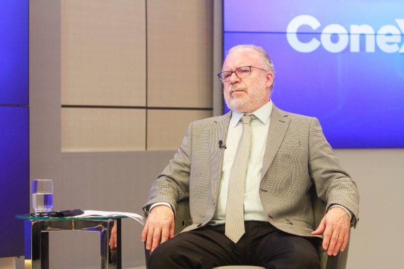 Novo reitor da UFSC, Irineu Manoel de Souza, foi entrevistado no programa Conex&atilde;o da Record News – Foto: Leo Munhoz/ND