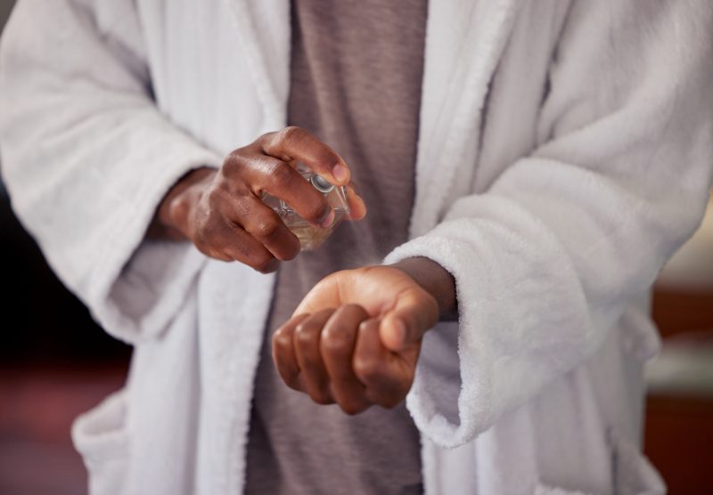 na imagem aparece uma pessoa borrifando perfume no punho 