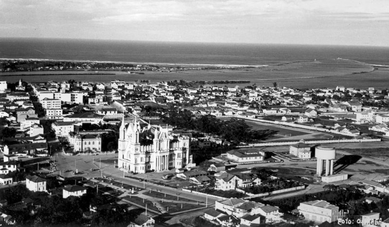 Itaja&iacute; na &eacute;poca da inaugura&ccedil;&atilde;o com a Igreja Matriz, o Gigant&atilde;o das Avenidas e a caixa d’&aacute;gua aparecendo na imagem – Foto: Divulga&ccedil;&atilde;o/SEMASA/ND