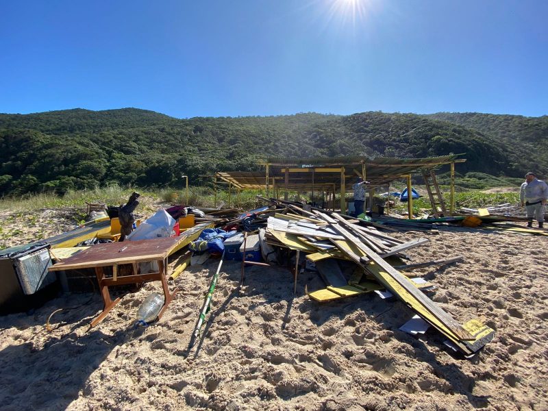 Bares estavam despejavam detergente na praia – Foto: Divulga&ccedil;&atilde;o/PMF/ND