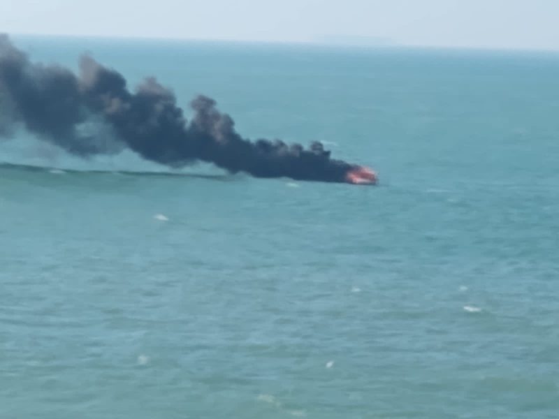 Tripulantes foram resgatados por uma embarca&ccedil;&atilde;o de pesca – Foto: Divulga&ccedil;&atilde;o/ND