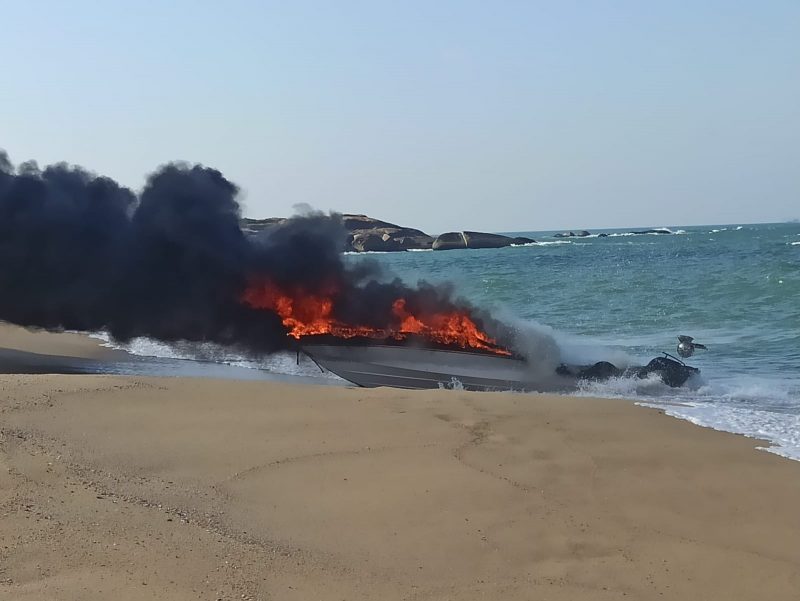 Lancha Amanda, de 23 p&eacute;s, ficou completamente destru&iacute;da – Foto: Divulga&ccedil;&atilde;o/ND