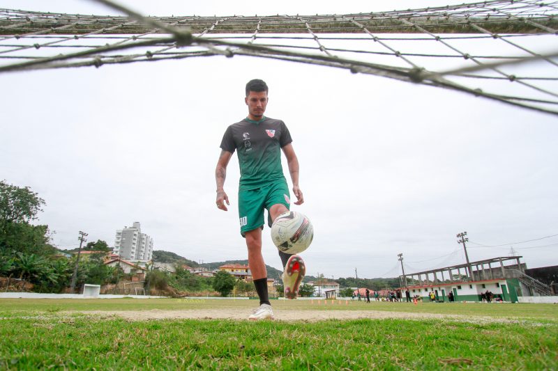 L&eacute;o Campos, que &eacute; lateral de origem, foi deslocado para o meio e hoje &eacute; artilheiro da S&eacute;rie B, em SC – Foto: Leo Munhoz/ND