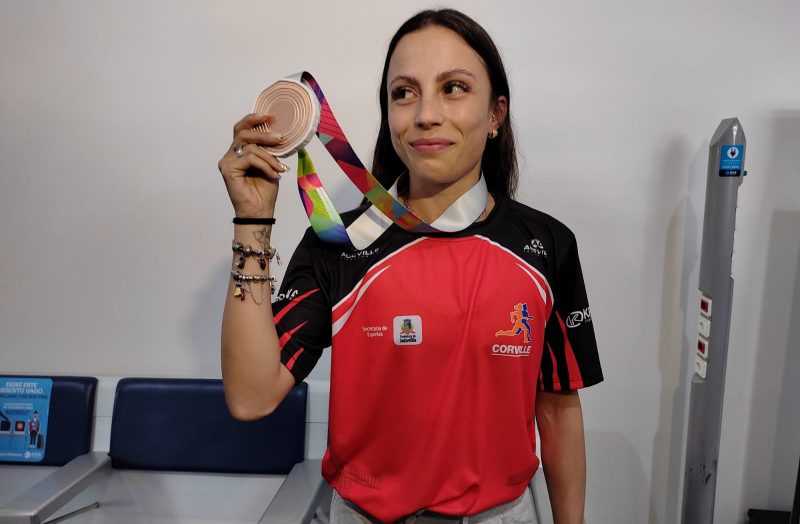 Let&iacute;cia exibe a medalha de bronze conquistada no Mundial de Atletismo – Foto: Drika Evarini/ND