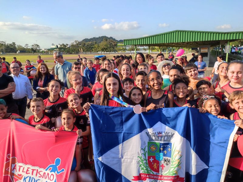 Let&iacute;cia Oro Mello foi recebida com muito carinho na Univille – Foto: Drika Evarini/ND