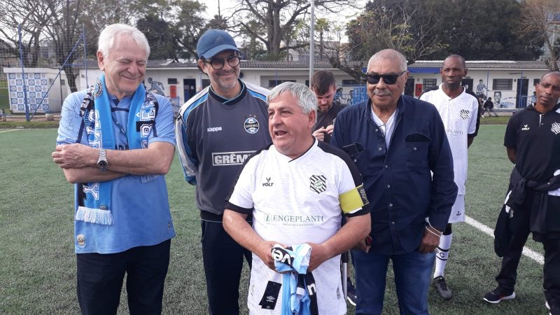 Baldu&iacute;no recebe a homenagem antes de a bola rolar pela sua passagem pelo Gr&ecirc;mio – Foto: Master FFC/ND