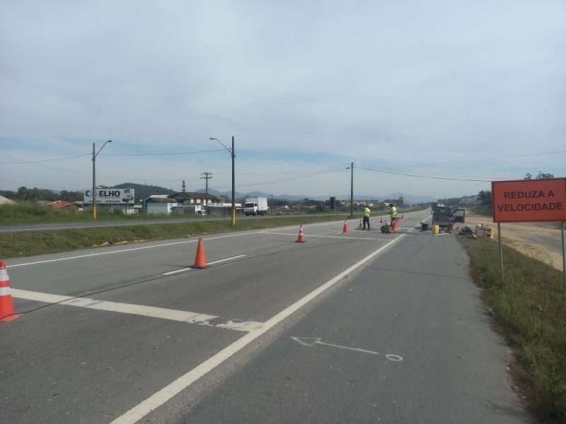 Lombada eletr&ocirc;nica &eacute; instalada em um dos sentidos da BR-470 em Gaspar – Foto: Divulga&ccedil;&atilde;o/ND