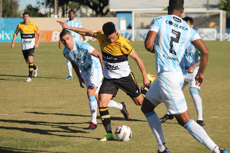 Marquinhos Gabriel &eacute; cercado por marcadores durante jogo contra o Londrina – Foto: Celso da Luz/Crici&uacute;ma E.C