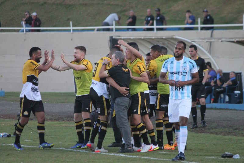 Jogadores do Crici&uacute;ma comemoram gol contra no jogo diante do Londrina. – Foto: Celso da Luz/Crici&uacute;ma E.C