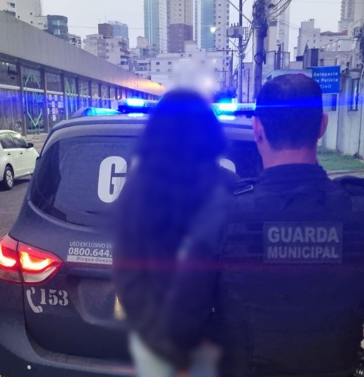 Mulher de 25 anos teria deixado os filhos de 6 e 4 anos presos em casa – Foto: Guarda Municipal de Balne&aacute;rio Cambori&uacute;/Divulga&ccedil;&atilde;o/ND