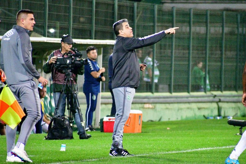 Marcelo Cabo comanda a Chapecoense contra o Ituano – Foto: J&uacute;lia Galv&atilde;o/Chapecoense