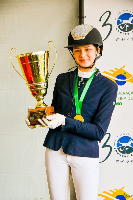 Maria Vit&oacute;ria, 14 anos, sobe em p&oacute;dios nacionais de hipismo desde 2016 – Foto: Ric Pereira/Divulga&ccedil;&atilde;o/ND